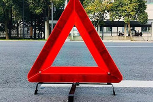 高速路上三角警示牌如何放？ 听听交巡警怎么说